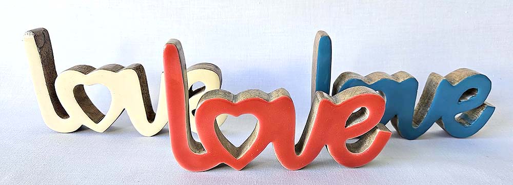 PLACA LOVE MADEIRA ESMALTADA 20 CM
