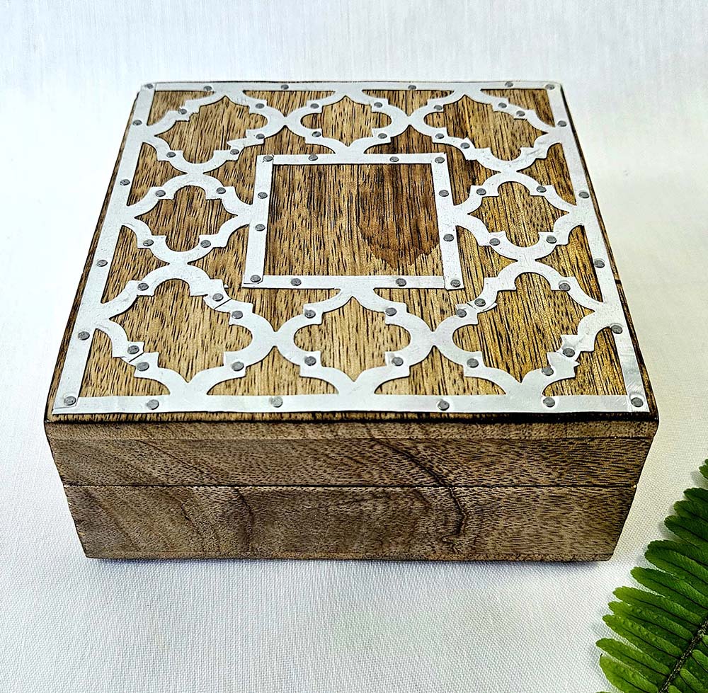 CAJA MADERA TALLADA CON METAL 14 CM
