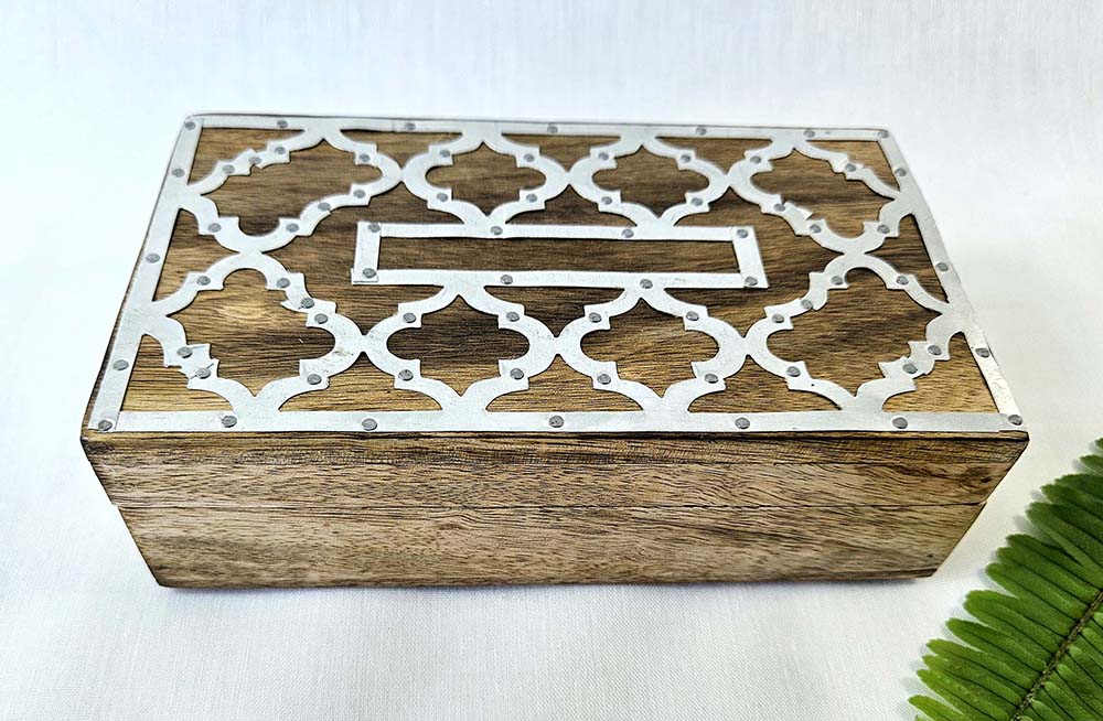 BOX WOOD CARVED CON METAL 18X10