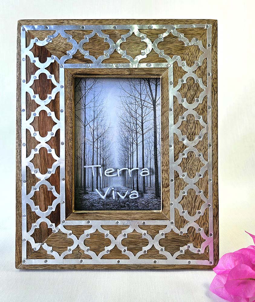 PHOTO FRAME WOOD CARVED CON METAL