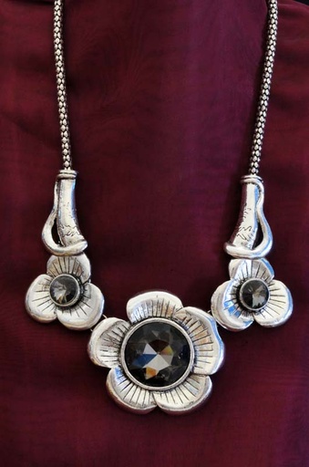 [0582030] NECKLACE TRIPLE FLOWER METAL 30 CM