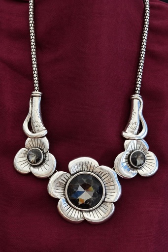 [0582030] NECKLACE TRIPLE FLOWER METAL 30 CM